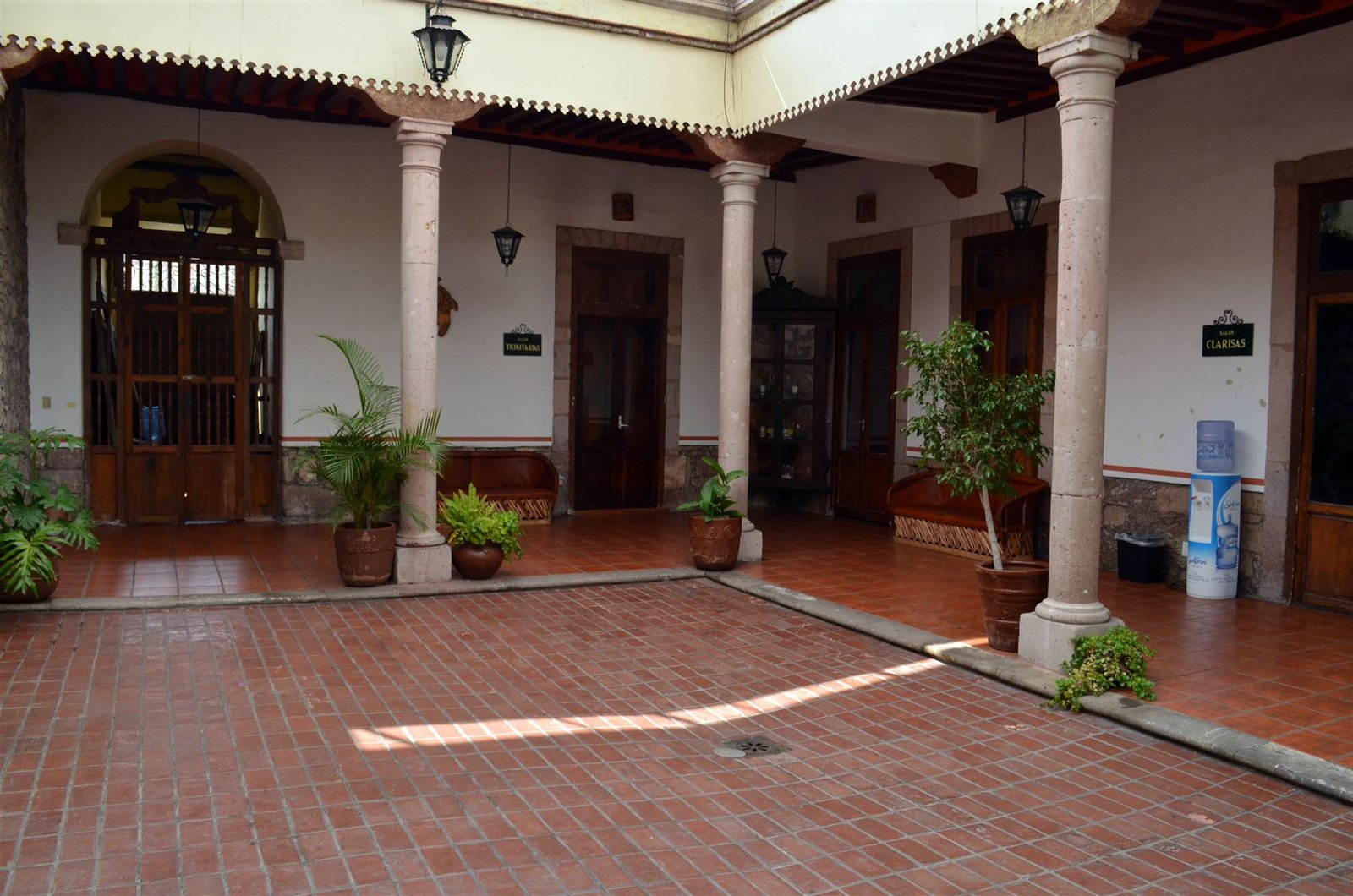 Patio colonial del hotel al atardecer